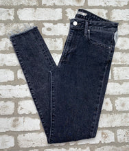 Load image into Gallery viewer, Levis 721 High Rise Skinny- (Size 27&quot;)
