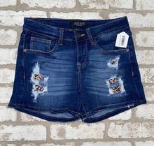 Load image into Gallery viewer, Judy Blue Shorts- (Size S/28&quot;)
