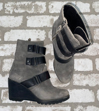 Load image into Gallery viewer, Sorel After Hours Boots- (Size 8)
