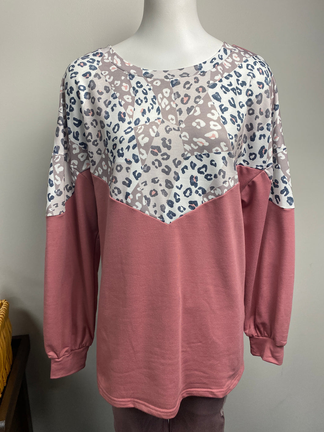 Pink cheetah long sleeve (M)